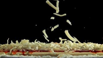 fabrication Pizza. mozzarella fromage chutes sur Pizza. filmé sur une haute vitesse caméra à 1000 ips. haute qualité Full HD métrage video