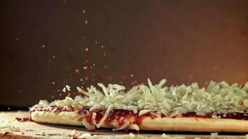 fabrication Pizza. Pizza chutes sur le tableau. filmé sur une haute vitesse caméra à 1000 ips. haute qualité Full HD métrage video