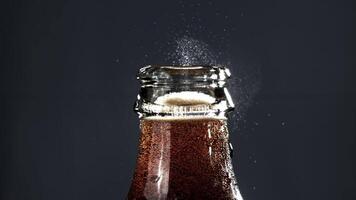 ein öffnen Flasche von Cola. gefilmt auf ein schnelle Geschwindigkeit Kamera beim 1000 fps. hoch Qualität fullhd Aufnahmen video