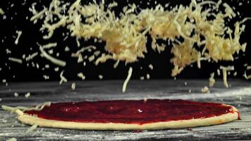 fabrication Pizza. mozzarella fromage chutes sur Pizza. filmé sur une haute vitesse caméra à 1000 ips. haute qualité Full HD métrage video