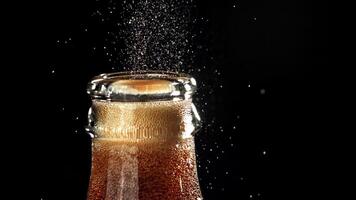 ein öffnen Flasche von Cola. gefilmt auf ein schnelle Geschwindigkeit Kamera beim 1000 fps. hoch Qualität fullhd Aufnahmen video