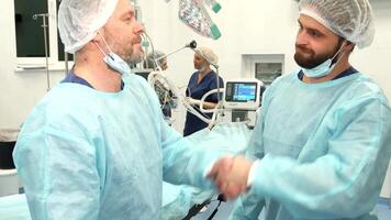 Surgeons shake hands in a moment of camaraderie video