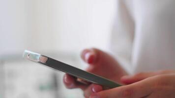 conteúdo Gerente trabalhando remotamente com computador portátil e Smartphone dentro fechar acima cena video