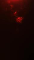 atmosférico 4k vertical de rojo niebla tóxica y niebla flotante en contra un oscuro antecedentes. ideal como un cinematográfico cubrir para dramático proyectos video