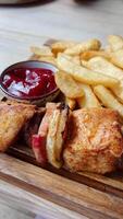 proche en haut de grésillant poulet barbecue avec Bacon et oignon, barbecue les saveurs éclatement avec rustique charme, barbecue moment parfait pour nourriture les amoureux, barbecue chaleur évoquant confortable bistro ambiance. gril Viande video