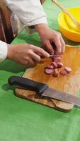 mains de une privé chef divise saucisse dans en bois Coupe planche sur le table video