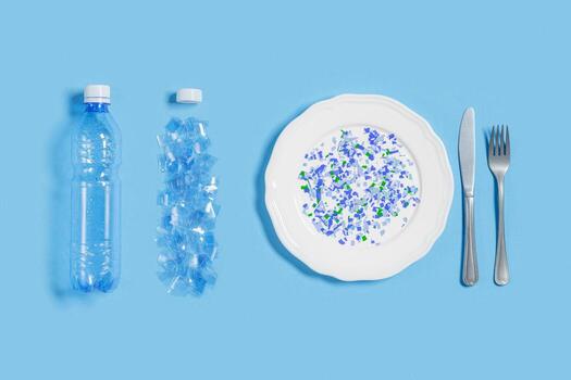 blanco plato lleno de microplásticos en azul antecedentes con Copiar espacio. el plastico contaminación concepto, global Oceano contaminación ecología problema, microplástico partículas en agua y alimento, parte superior ver foto