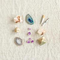 Top view various crystals on table, healing minerals agate, quartz, amethyst, onyx. Stones for crystal therapy. Flat lay with semiprecious gems, alternative medicine concept, pattern photo