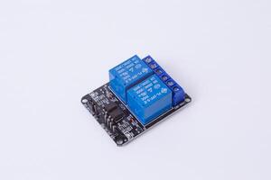 malang, marzo 24, 2025. lado ver de 2 canal relé módulo para microcontrolador 5v controlar tablero para inteligente hogar automatización, iot proyectos, electrónico traspuesta. blanco antecedentes. foto
