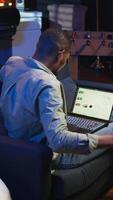 vertical africano americano especialista fechamento por mês receita Saldo em rede plataforma, trabalhando remotamente em contabilidade análise. financeiro analista gerenciando despesas e seguros antes investindo. Câmera uma. video