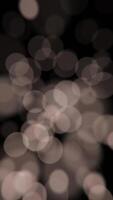abstrato vertical bokeh fundo animação com suavemente tremeluzente desfocado caloroso bokeh luz esferas. isto elegante luz efeito movimento fundo é cheio hd e uma desatado laço. video