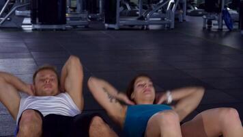 Dynamic duo training their abs in perfect sync video