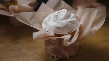Decorating Easter cupcakes with white icing by hand video