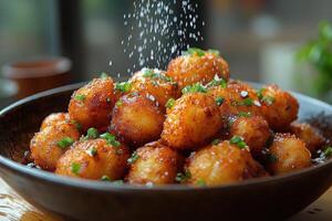 un cuenco de frito patatas con sal rociado en parte superior foto