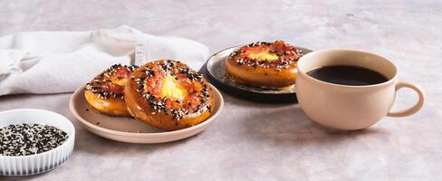 Baked bagel with tomato and quail egg on a plate on the table web banner photo