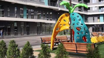 en vibrerande lekplats i en parkera med färgrik strukturer och en bänk video