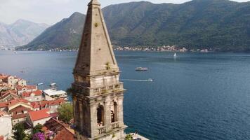 aérien vue de le cloche la tour de le ville de perast dans le centre dans le baie de Kotor, Monténégro. bâtiment avec le Contexte de le ville et le adriatique mer video