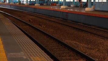 vacío tren estación plataforma con ferrocarril pistas video
