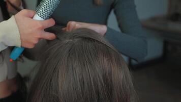 She gently curls her hair, adding volume and softness to the final look video