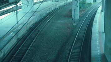 vacío ferrocarril pistas a un moderno tren estación video