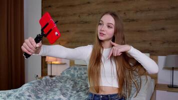 glimlachen schattig vlogger meisje op zoek Bij mobiel maken telefoongesprek, het schieten vlog nemen selfie Bij huis video