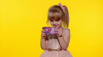 menina usando Smartphone. criança mensagens de texto em Smartphone. criança jogando jogos em Móvel telefone dentro estúdio video