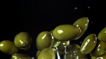 il olive volare su e autunno fuori uso. girato su un' alta velocità telecamera a 1000 fps. alto qualità FullHD metraggio video