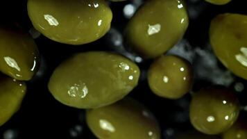 il olive volare su e autunno fuori uso. girato su un' alta velocità telecamera a 1000 fps. alto qualità FullHD metraggio video