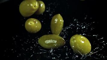 il olive autunno su il tavolo con schizzi. girato su un' alta velocità telecamera a 1000 fps. alto qualità FullHD metraggio video