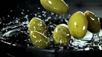 il olive autunno su il tavolo con schizzi. girato su un' alta velocità telecamera a 1000 fps. alto qualità FullHD metraggio video