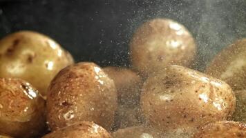 le patates sont frit dans une grand friture poêle. filmé sur une haute vitesse caméra à 1000 ips. haute qualité Full HD métrage video