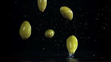 il olive autunno su il tavolo con schizzi. girato su un' alta velocità telecamera a 1000 fps. alto qualità FullHD metraggio video