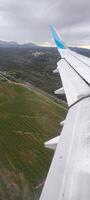 ver desde el ventana sobre el ala de un avión durante un vuelo encima el suelo foto