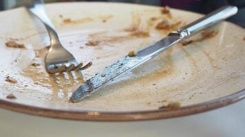 assiette la gauche vide après une délicieux repas à une local le dîner video
