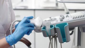 Nahansicht von Ultraschall Ausrüstung mit ein Sonde im ein modern Diagnose Center. das Konzept von Präzision und fortgeschritten Technologie im Fachmann Medizin video