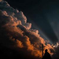 silueta de un figura con un cruzar en contra dramático nubes foto