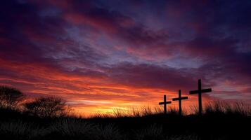 Tres cruces son silueta en contra un vistoso puesta de sol foto