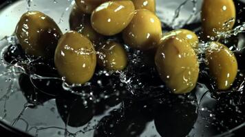 il olive autunno su il tavolo con schizzi. girato su un' alta velocità telecamera a 1000 fps. alto qualità FullHD metraggio video