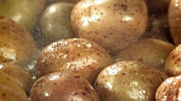 le patates sont frit dans une grand friture poêle. filmé sur une haute vitesse caméra à 1000 ips. haute qualité Full HD métrage video