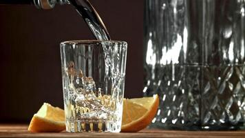 vodka con un rebanada de limón. filmado en un alta velocidad cámara a 1000 fps. alto calidad full HD imágenes video