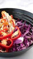 Fresco vegetal mezcla con rojo repollo y pimientos en un cuenco video