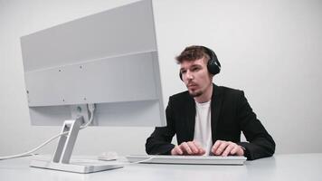 Technical support operator working with a headset in the office, speaking with a customer. Concept high-quality customer assistance, efficient problem-solving, and professionalism in service video