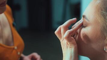 She contours her face with smooth, confident strokes. Depth and dimension emerge instantly video