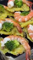 gamberetto broccoli Antipasti rotante ciclo continuo rotazione superiore Visualizza Saltato in padella fresco gamberetto e verdure su un' piatto e pronto per servire, cibo struttura sfondo. video