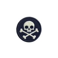 A round embroidered patch features skull and crossbones design on transparency background, symbolizing danger or piracy. patch is detailed with white stitching, creating striking contrast png