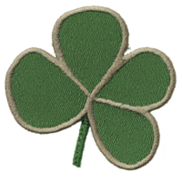 A green embroidered clover patch with beige border, symbolizing luck and nature, is depicted in this image. clover has three leaves and is often associated with Irish culture and St. Patrick Day png