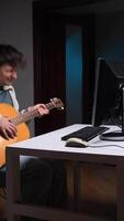 vertical jovem músico sentindo-me desesperado e derrotado dentro frente do computador video
