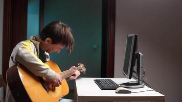 jovem músico sentindo-me desesperado e derrotado dentro frente do computador video
