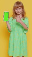 kind meisje kind houden smartphone met groen scherm chroma sleutel bespotten omhoog adviseren spel Speel toepassing video