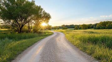 un suciedad la carretera en el medio de un campo a puesta de sol foto